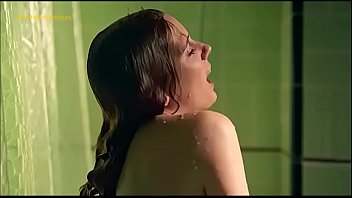 La actriz española Diana Gomez duchandose desnuda en esta serie