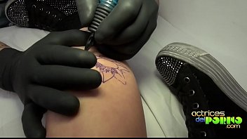 Follando mientras la tatuan